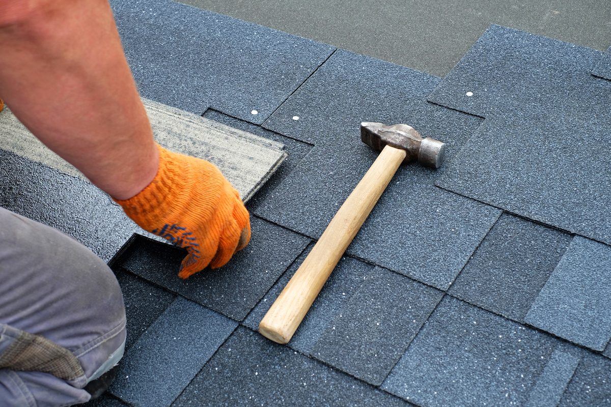 A Smart Call Contractors roofer working on a home in Lincolnshire